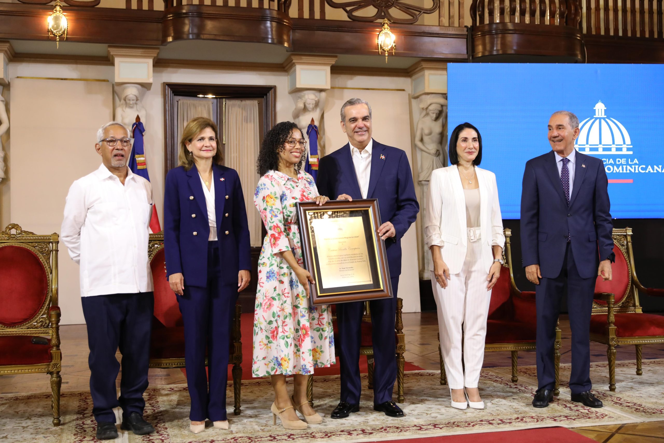 Presidente Abinader entrega Premio a la Excelencia Magisterial 2024 a ...